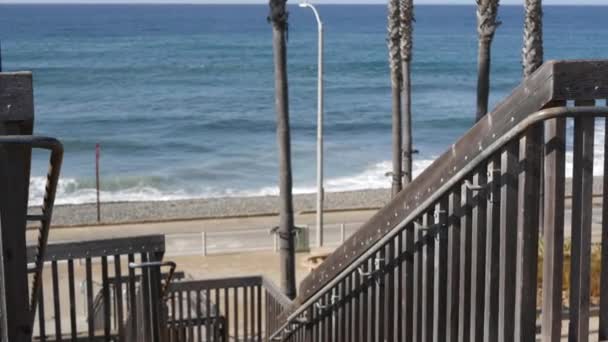 Houten trap, toegang tot het strand in Californië USA. Kusttrap, Stille Oceaan golven en palmbomen. — Stockvideo