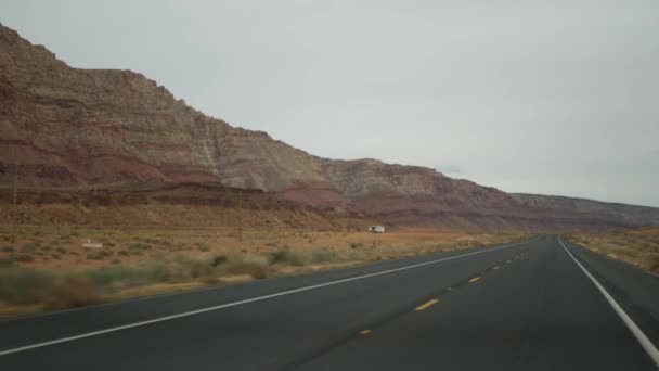 Autókirándulás Grand Canyonba, Arizona USA, autóval Utah-ból. 89-es út. Stoppolás utazik Amerikában, helyi utazás, vad nyugati nyugodt légkör indián földek. Autós szélvédőn keresztüli országúti kilátás — Stock videók