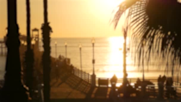 Mensen lopen, houten pier in Californië USA. Oceanside waterkant vakanties toeristisch resort. — Stockvideo