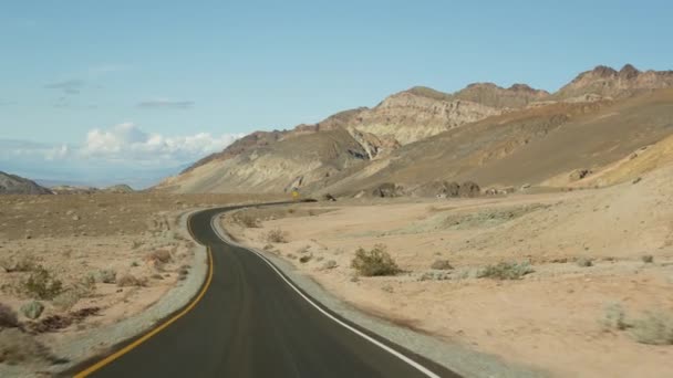 Ταξίδι στο Death Valley, Artists Palette drive, Καλιφόρνια ΗΠΑ. Hitchhiking auto ταξίδια στην Αμερική. Highway, πολύχρωμα γυμνά βουνά και άνυδρη έρημο του κλίματος. Θέα από το αυτοκίνητο. Ταξίδι στη Νεβάδα — Αρχείο Βίντεο