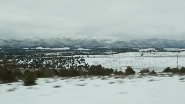 Roadtrip in den USA von Zion zum Bryce Canyon, Autofahren in Utah. Per Anhalter durch Amerika, Route 89 nach Dixie Forest. Winterreise, ruhige Atmosphäre und Schneeberge. Blick aus dem Auto — Stockvideo