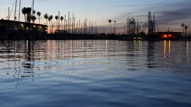 Яхты в гавани гавани. Парусные мачты в сумерках. Сумерки в гавани, Калифорния США. — стоковое видео