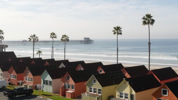 Vakantiehuisjes in Oceanside California Verenigde Staten. Bungalow aan het strand. Zeestrand palmbomen. Zomer zeegezicht. — Stockvideo