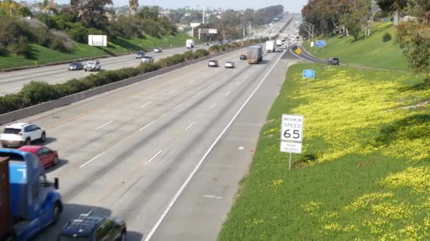 Autos en la carretera interestatal California USA. Transporte interurbano por autopista. Tráfico por carretera y zonas verdes. — Vídeo de stock