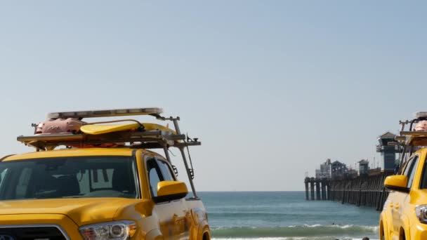 Carro salva-vidas amarelo, praia oceânica Califórnia EUA. Busca de resgate caminhão, salva-vidas veículo. — Vídeo de Stock