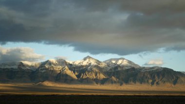 Ölüm Vadisi 'nden Las Vegas, Nevada' ya arabayla yolculuk. Amerika 'da otostop çekmek. Otoyol yolculuğu, dramatik atmosfer, günbatımı dağı ve Mojave çölleri. Arabadan görüntüle