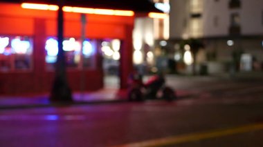 Akşam sokağına odaklı değil. Şehrin ışıkları, yağmurlu gecelerde arabalar. Yumuşak odaklı yol. ABD 'de Alacakaranlık.