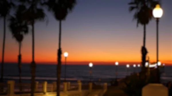 Defokted Palms, Twilight Sky, Kalifornia Egyesült Államok. Trópusi tengerparti naplemente hangulat. Los Angeles-i rezgések. — Stock Fotó