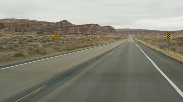 Viaje por carretera al Gran Cañón, Arizona, EE.UU., conduciendo desde Utah. Ruta 89. Autoestop que viaja en América, viaje local, ambiente tranquilo del oeste salvaje de tierras indias. Vista de la autopista a través del parabrisas del coche —  Fotos de Stock