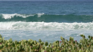 Kaliforniya 'nın sahil şeridi ABD' de büyük mavi gelgit dalgaları. Pasifik Okyanusu kıyısı, deniz yeşili.