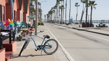 Okyanus kıyısında bisiklet kruvazörü bisikleti, Kaliforniya kıyısı ABD. Yaz döngüsü, kulübeler ve palmiye ağaçları.