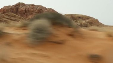 Araba gezisi, Ateş Vadisi, Las Vegas, Nevada, ABD. Amerika 'da otostop çekmek, otoban yolculuğu. Kızıl uzaylı kaya oluşumu, Mojave çölü vahşi doğası Mars 'a benziyor. Arabadan görüntüle