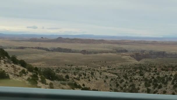 美国亚利桑那州大峡谷之行，驾驶汽车沿着南缘行驶。搭便车旅行在美国，当地的旅行，野外西部平静的氛围，印第安人的土地。科罗拉多高原救援车通过车窗 — 图库视频影像