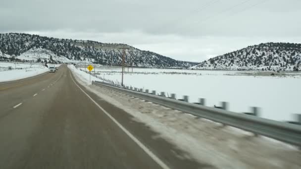 Road trip i USA från Zion till Bryce Canyon, bilkörning i Utah. Liftar i Amerika, väg 89 till Dixie Forest. Vinter lokal resa, lugn atmosfär och snö berg. Utsikt från bilen — Stockvideo