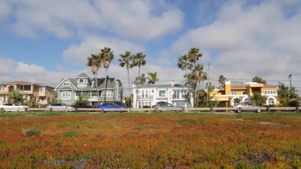 Casas suburbanas en la calle. Edificios arquitectura exterior. Inmobiliaria residencial, California EE.UU.. — Vídeos de Stock