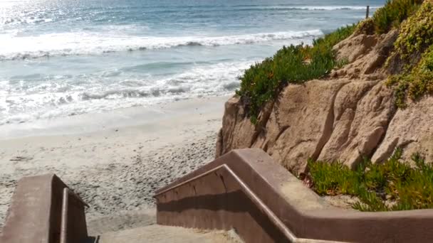 Schody, přístup na pláž v Kalifornii USA. Pobřežní schodiště, Pacifický oceán. Slunečný den, prázdné schodiště.