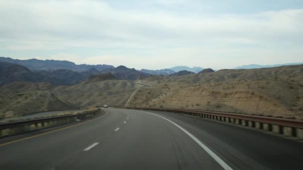 De carro, rota para Las Vegas, Nevada EUA. Viagem de carro de Grand Canyon, Arizona. Carona viajando na América, terras selvagens do oeste indiano, deserto e montanhas viagem. Selvagem através da janela do carro — Vídeo de Stock