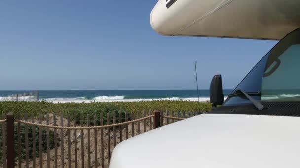 Автомобільний трейлер або фургон для дорожньої подорожі. Океанський пляж, Каліфорнія, США. Camper van, RV motor home. — стокове відео