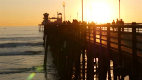 Menschen gehen, Holzsteg in Kalifornien USA. Oceanside Waterfront Urlaub Touristenort. — Stockfoto