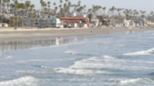Pobřeží Tichého oceánu od mola. Mořské vlny. Dovolená na pláži. Kalifornie USA. Palmy a domy — Stock fotografie