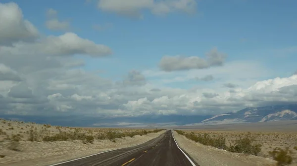 Vägresa till Death Valley, bilkörning i Kalifornien, USA. Jag liftar i Amerika. Motorväg, berg och torr öken, torra klimat vildmark. Passagerare POV från bilen. Resa till Nevada — Stockfoto