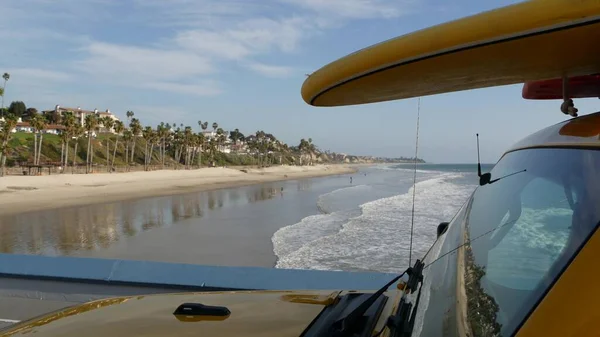 Coche salvavidas amarillo, playa del océano California USA. Camioneta de rescate, vehículo salvavidas. — Foto de Stock