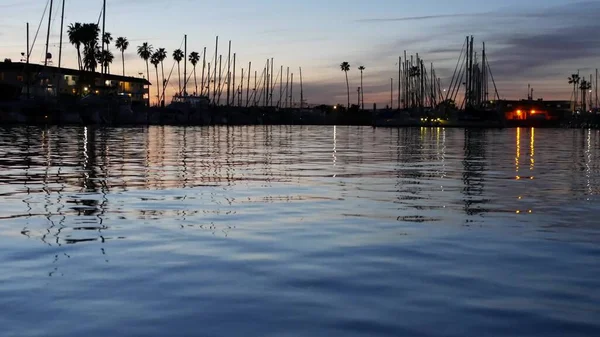 Yates veleros en puerto deportivo. Los mástiles del velero en el crepúsculo. Atardecer en el puerto, California, EE.UU.. —  Fotos de Stock