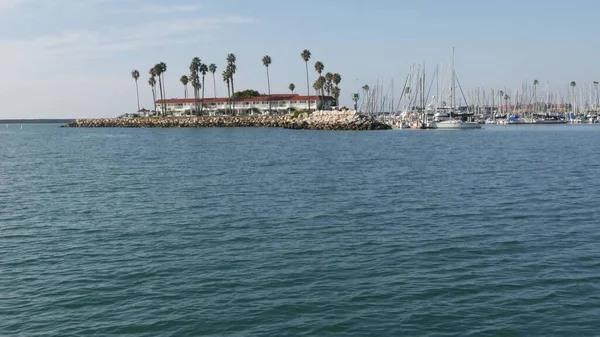 Boot of jacht zeilen, Oceanside haven, zomervakantie in Californië Verenigde Staten. Zeegezicht van zeilboot. — Stockfoto