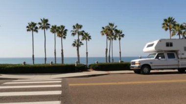 Karavan ya da yolculuk için karavan. Okyanus plajı, California USA. Kamp aracı, karavan evi..