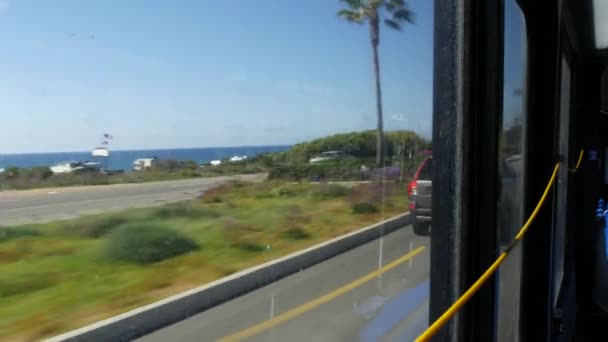 Ventana del autobús, autopista de la costa pacífica, autopista 101, California, EE.UU. Viaje por carretera a lo largo del océano de verano o mar. — Vídeo de stock