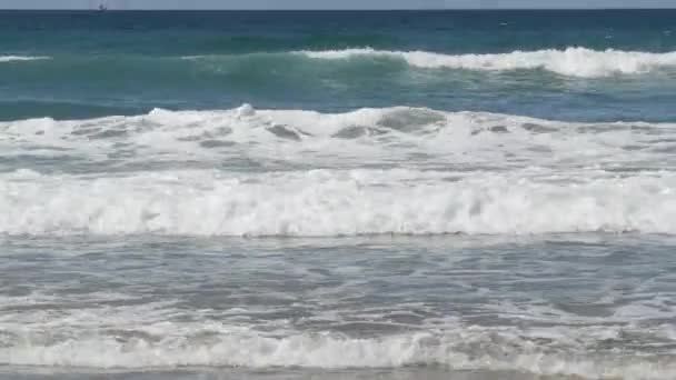 Oceano Pacífico ondas grandes salpicando, costa da Califórnia seascape EUA. Textura da superfície da água e espuma do mar — Vídeo de Stock