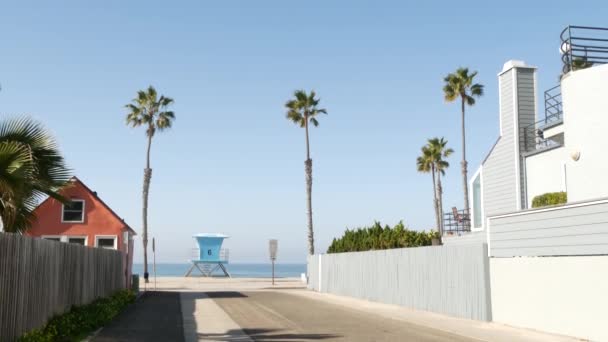 캘리포니아 주 오 션 사이드에 위치해 있다. 해변에 있는 방갈로. 오션 해변 야자나무. 구명 탑. — 비디오