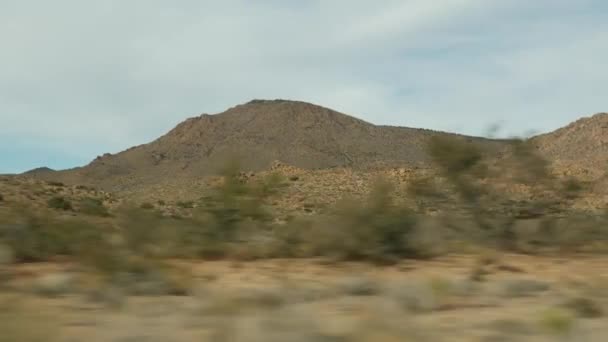Road trip vanuit Grand Canyon, Arizona USA. Autorijden, route naar Las Vegas Nevada. Liften reizen in Amerika, lokale reis, wilde west rustige sfeer, indiaanse landen. Wildernis door het autoraam. — Stockvideo