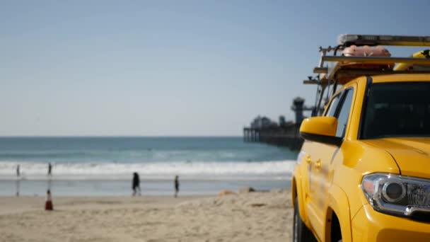 Жовтий рятувальний автомобіль, пляж океану Каліфорнія США. Рятувальна машина, рятувальна машина.. — стокове відео