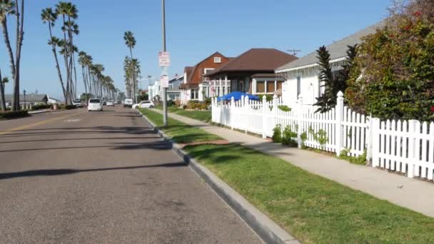 Casas en la calle suburbana, California USA. Edificios genéricos, distrito residencial cerca de Los Ángeles. — Vídeos de Stock