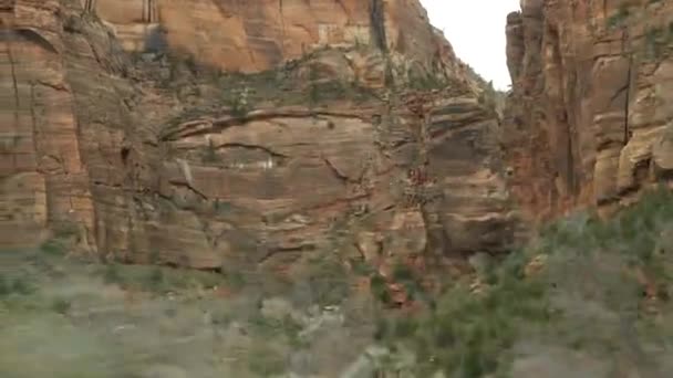 Viagem de carro, dirigindo automóvel em Zion Canyon, Utah, EUA. Carona viajando na América, viagem de outono. Falésias íngremes alienígenas vermelhas, chuva e árvores nuas. Tempo nebuloso e atmosfera de queda calma. Vista de carro — Vídeo de Stock