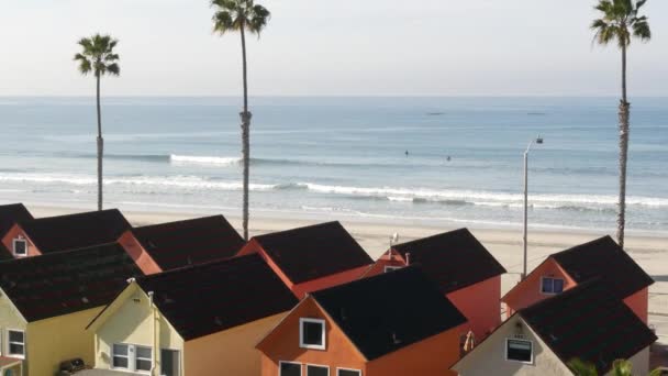 Cottages in Oceanside California USA На пляжі бунгало. Океанічні берегові пальми. Літня морська вода. — стокове відео