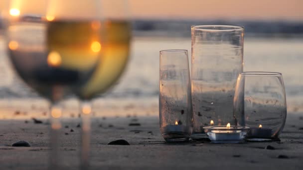 Luces de llama de vela en vidrio, fecha romántica playa por las olas del océano, mar de verano. Luz de las velas en la arena. — Vídeo de stock