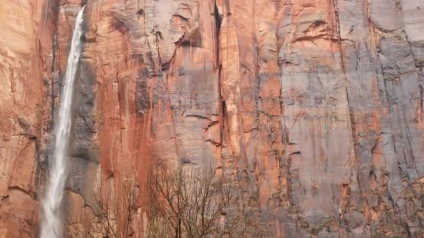 Rock and waterfall in Zion national park, otoño en Utah, EE.UU. Día lluvioso en cañón rojo, terracota empinada acantilado desnudo. Clima brumoso y ambiente tranquilo de otoño. Ecoturismo en Estados Unidos de América — Vídeo de stock