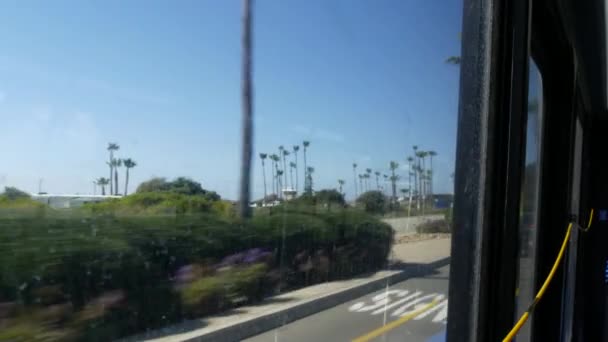 Ventana del autobús, autopista de la costa pacífica, autopista 101, California, EE.UU. Viaje por carretera a lo largo del océano de verano o mar. — Vídeo de stock