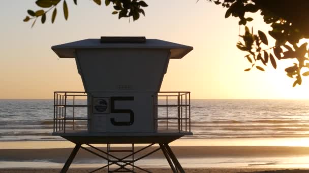 Lifeguard watch tower sunny sunset beach. Watchtower hut, pacific ocean coast. California summertime — Stock Video