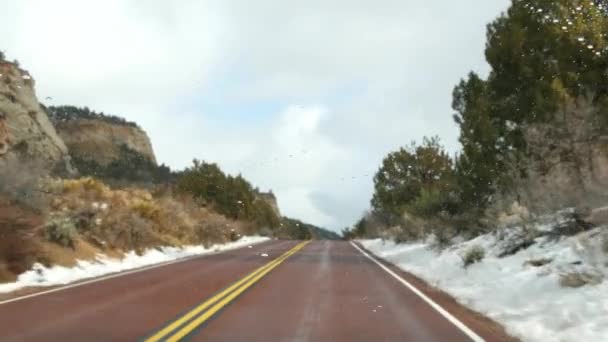 Road trip aux États-Unis de Zion à Bryce Canyon, en voiture dans l'Utah. Voyage en auto-stop en Amérique, Route 89 vers la forêt de Dixie. Voyage local d'hiver, atmosphère calme et montagnes de neige. Vue de la voiture — Video