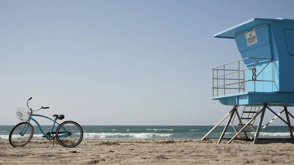 자전거 크루저 자전거는 캘리포니아 해안에 있는 미국 캘리포니아 해안에 있다. 여름 해변. 인명구조 탑의 주기 — 스톡 사진