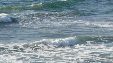 Pasifik Okyanusu 'ndaki büyük dalgalar, Kaliforniya sahili ABD. Su yüzeyi dokusu ve deniz köpüğü.