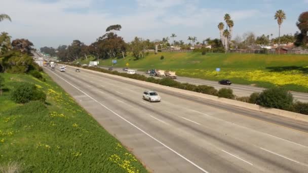 Autos en la carretera interestatal California USA. Transporte interurbano por autopista. Tráfico por carretera y zonas verdes. — Vídeos de Stock