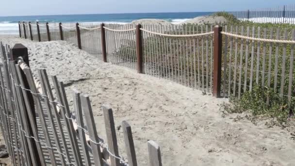 夏天的海浪在海滩上，加利福尼亚海岸线美国。太平洋海岸，近岸设置警戒线. — 图库视频影像