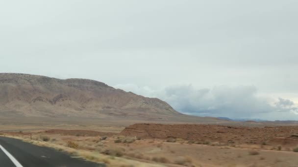 Road trip à Grand Canyon, Arizona États-Unis, en voiture de l'Utah. Route 89. Voyage en auto-stop en Amérique, voyage local, atmosphère sauvage ouest calme des terres indiennes. Vue sur l'autoroute à travers pare-brise de voiture — Video