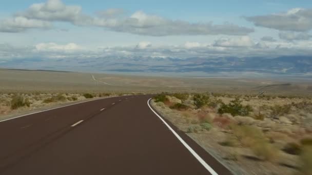 Road trip naar Death Valley, autorijden in Californië, USA. Liften op reis in Amerika. Snelweg, bergen en droge woestijn, dorre klimaat wildernis. Passagier POV uit auto. Reis naar Nevada — Stockvideo