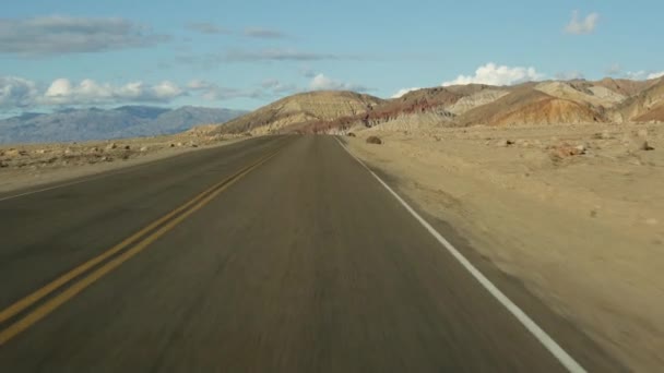 Road trip to Death Valley, Artists Palette drive, Kalifornien USA. Att lifta bil i Amerika. Highway, färgglada kala berg och torra klimat vildmark. Utsikt från bilen. Resa till Nevada — Stockvideo