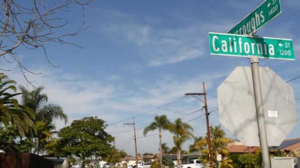 Maisons sur la rue de banlieue, Californie USA. Bâtiments génériques, quartier résidentiel près de Los Angeles. — Video